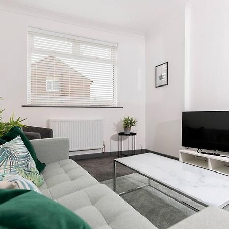 Modern Centrally Located 3 Bed Property With Tvs In Each Bedroom Super Fast Wifi And Crisp White Hotel Linen Hosted By Our Home Short Stays Darlington  Exteriör bild