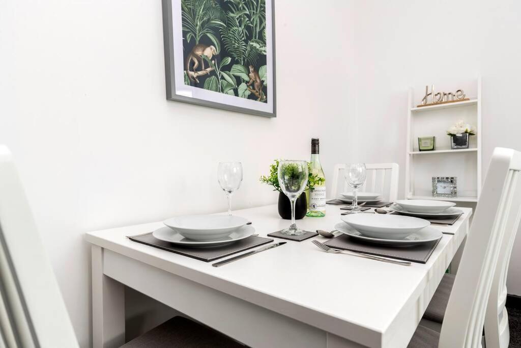 Modern Centrally Located 3 Bed Property With Tvs In Each Bedroom Super Fast Wifi And Crisp White Hotel Linen Hosted By Our Home Short Stays Darlington  Exteriör bild
